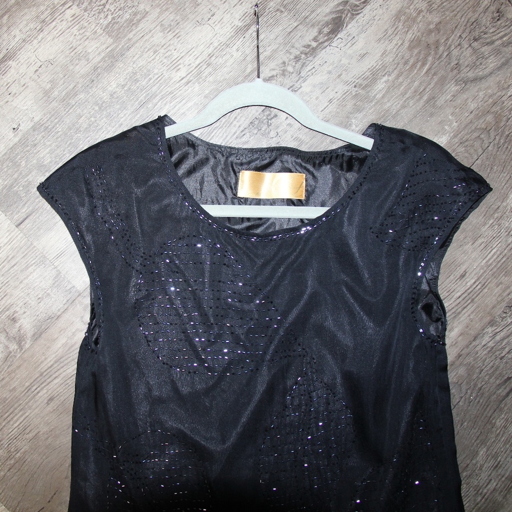 Black Sleeveless Tunic with flower pattern beads - Picture 5 of 8